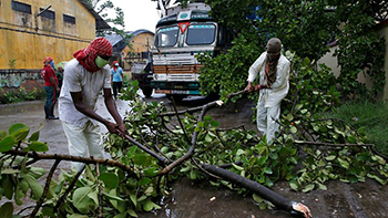 Cyclone devastates Kolkata, leaves scores dead