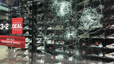 Gangs smash shops, attack police in Stuttgart