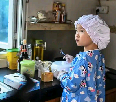 8-year-old charms internet with lockdown cooking classes