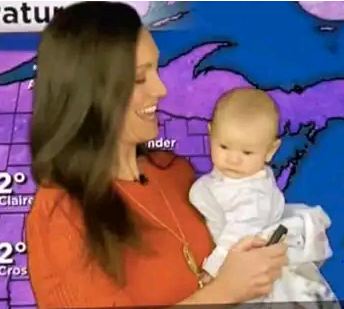 Meteorologist mom goes viral for holding her baby on-air