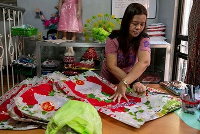 Philippine designer makes gowns out of recycled trash