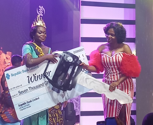 Abrewanana receiving her prizes on stage