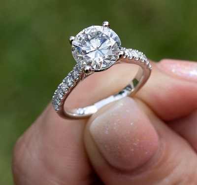 Woman calls off wedding, sells £13,500 engagement ring on Facebook