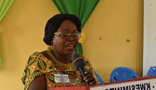 • Mrs. Mina Tweneboah-Kodua (inset) delivering her speech, A section of the head teachers
