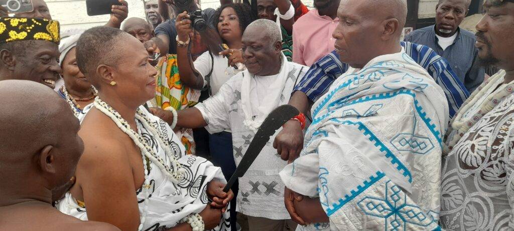 Naa Densua V swearing the oath of allegiance to Nii Okanta