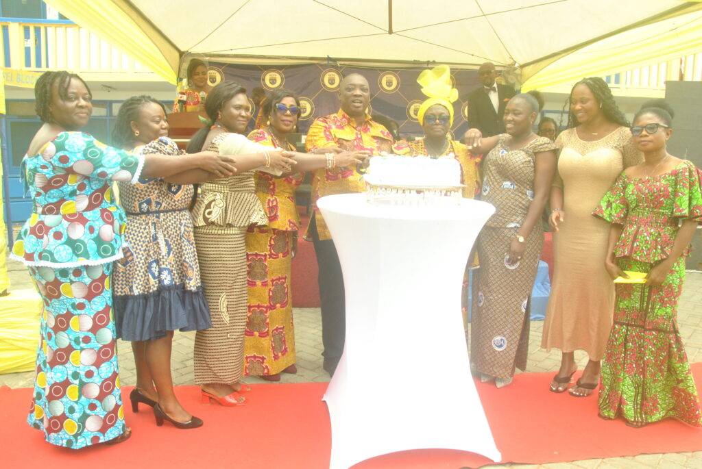 Sister Lady Associations join in cutting the cake
