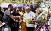 Joe Mettle donates, fellowships with Akosombo Dam Spillage victims