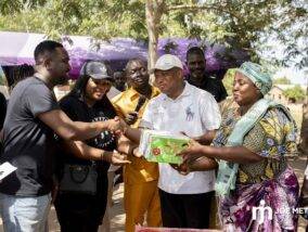 Joe Mettle donates, fellowships with Akosombo Dam Spillage victims