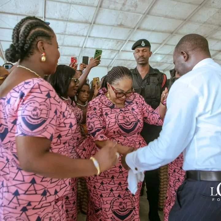 • Mrs Mahama dancing with Rev Andrews
Awintia and other regional leaders of Y’s